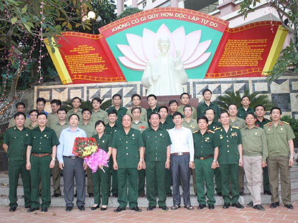 Cựu chiến binh các Ban Xây dựng Đảng Tỉnh ủy chụp ảnh lưu niệm bên Tượng đài Chủ tịch Hồ Chí Minh tại Văn phòng Tỉnh ủy.