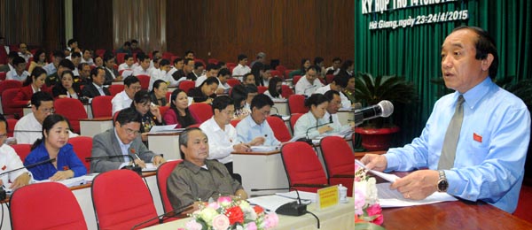 Chủ tịch HĐND tỉnh Vương Mí Vàng khai mạc kỳ họp.