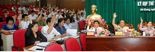 Đại biểu HĐND tỉnh biểu quyết thông qua các Nghị quyết kỳ họp
