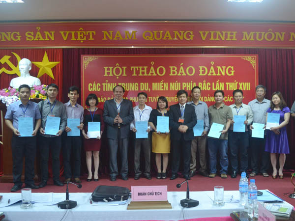 Ban tổ chức trao giải cho các tác giả có tác phẩm xuất sắc viết về đề tài: “Tuyên truyền về du lịch, dịch vụ góp phần phát triển KT-XH”