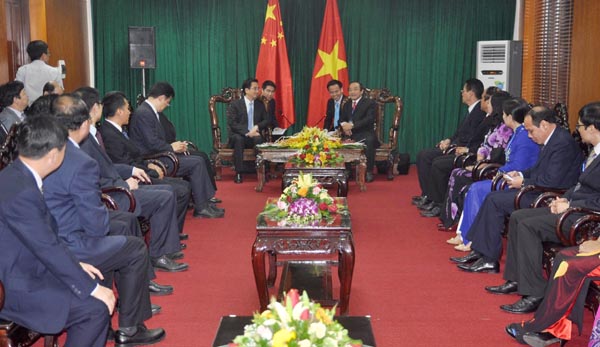 Phó Bí thư Thường trực Tỉnh ủy, Chủ tịch HĐND tỉnh Vương Mí Vàng  tiếp xã giao Đoàn đại biểu tỉnh Quảng Tây (Trung Quốc).