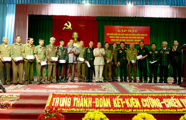 Đồng chí Vương Mí Vàng, Phó Bí thư Thường trực Tỉnh ủy, Chủ tịch HĐND tỉnh cùng các đồng chí lãnh đạo tỉnh tặng quà cho các CCB tiêu biểu đã từng tham gia cuộc Kháng chiến chống Mỹ cứu nước