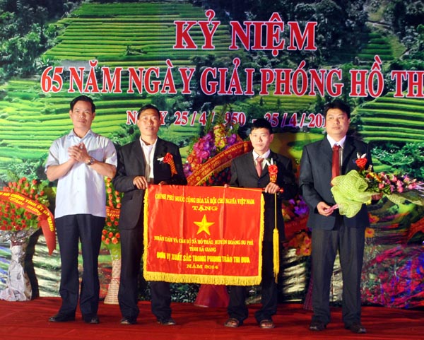 Thừa ủy quyền của Thủ tướng Chính phủ, đồng chí Triệu Tài Vinh, Ủy viên T.Ư Đảng, Bí thư Tỉnh ủy trao cờ thi đua của Chính phủ cho cán bộ và nhân dân xã Hồ Thầu (Hoàng Su Phì).
