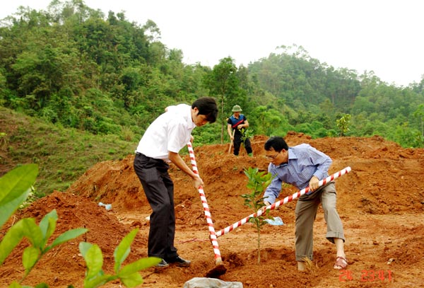 Lãnh đạo huyện Bắc Quang, Viện Nghiên cứu rau quả T.Ư tham gia trồng bưởi Da xanh.