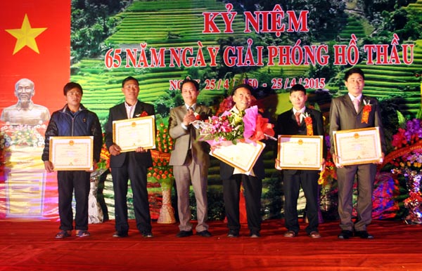 Lãnh đạo huyện Hoàng Su Phì trao Bằng Khen của tỉnh cho các tập thể xã Hồ Thầu (Hoàng Su Phì).