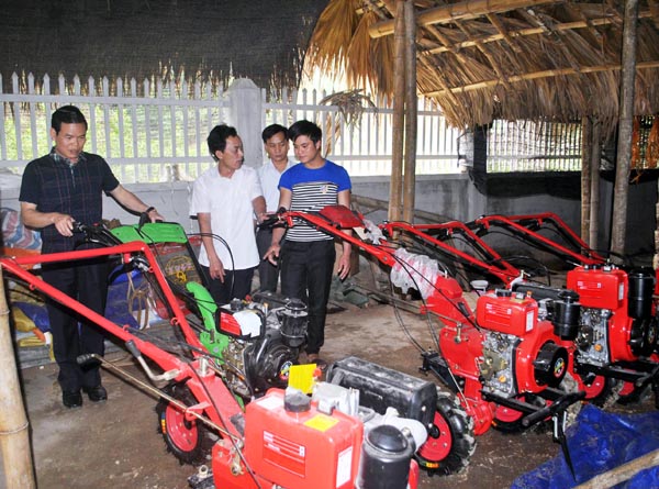 Bí thư Tỉnh ủy Triệu Tài Vinh kiểm tra cách làm mới tại HTX Thương mại dịch vụ và chế biến nông - lâm sản Hoàng Su Phì.