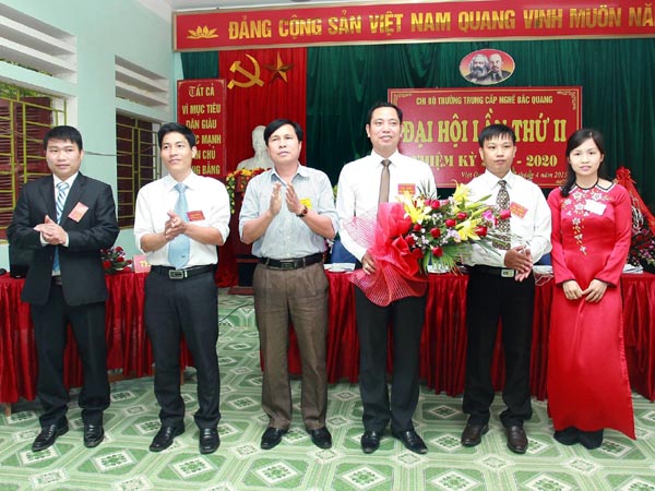 Ban Chi ủy Trường Trung cấp Nghề nhiệm kỳ 2015 – 2020 ra mắt Đại hội.