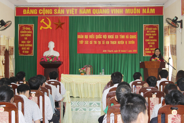 Đồng chí Triệu Thị Nái, Phó Chủ tịch Hội đồng dân tộc - Quốc hội, tiếp xúc cử tri tại xã Kim Thạch.