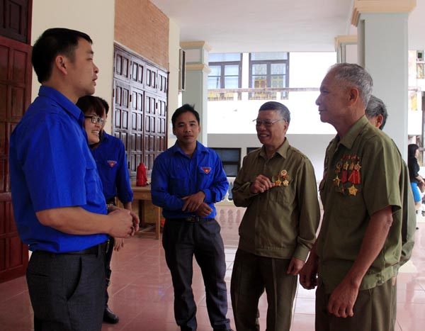 Các CCB trò chuyện với thế hệ trẻ về những ký ức hào hùng của 40 năm về trước.