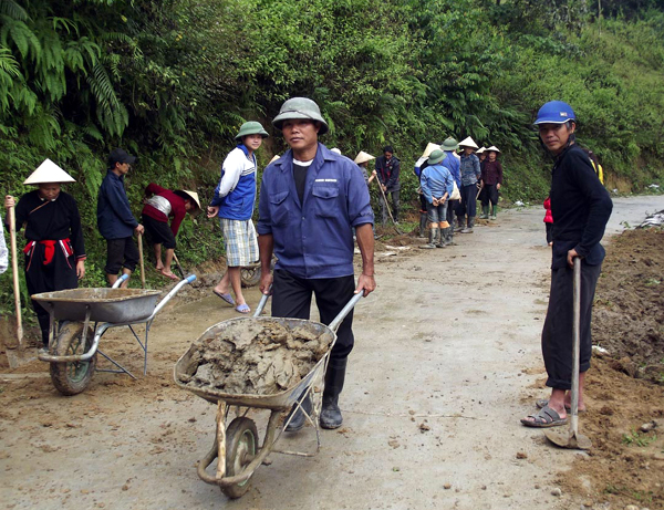 Người dân thôn Làng Giang tích cực tham gia mở đường.