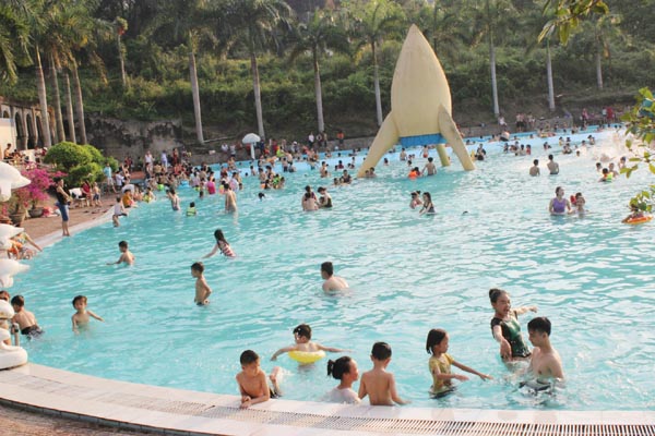 Một góc bể bơi Công viên nước Hà Phương.