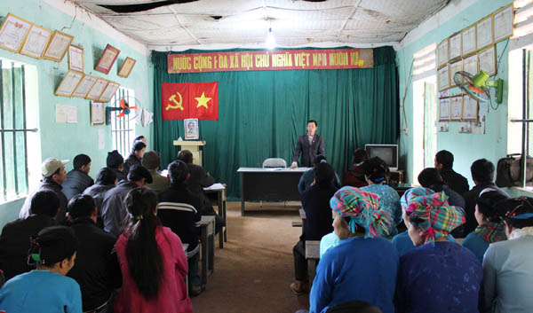 Một buổi họp thôn Nà Trào (xã Tát Ngà) lấy ý kiến nhân dân.