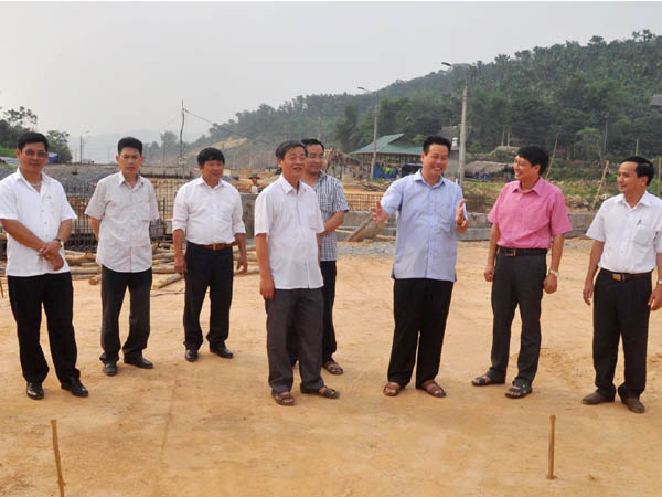 Phó Chủ tịch Thường trực UBND tỉnh Nguyễn Văn Sơn và đoàn công tác kiểm tra tiến độ thi công công trình đường đôi Cầu Mè – Công viên nước Hà Phương.