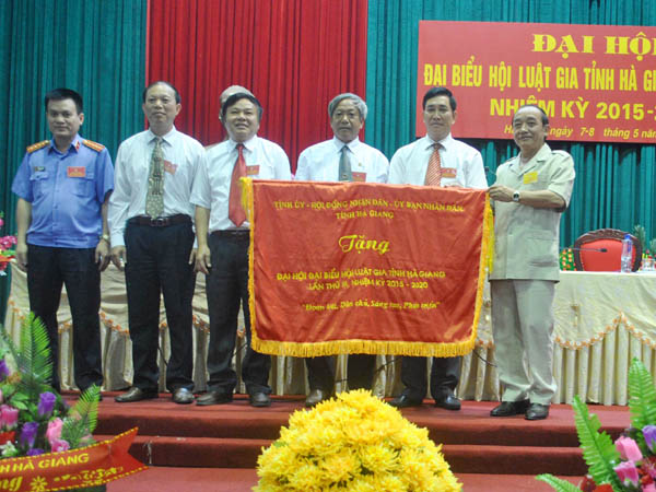 Đồng chí Vương Mí Vàng, Phó Bí thư Thường trực Tỉnh ủy, Chủ  tịch HĐND tỉnh trao tặng bức chướng của Tỉnh ủy, HĐND, UBND, Ủy ban MTTQ tỉnh cho Hội Luật gia tỉnh.