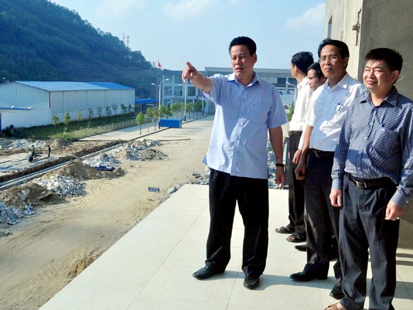 Phó Chủ tịch Thường trực UBND tỉnh kiểm tra công trình Quốc môn tại cửa khẩu Xín Mần.