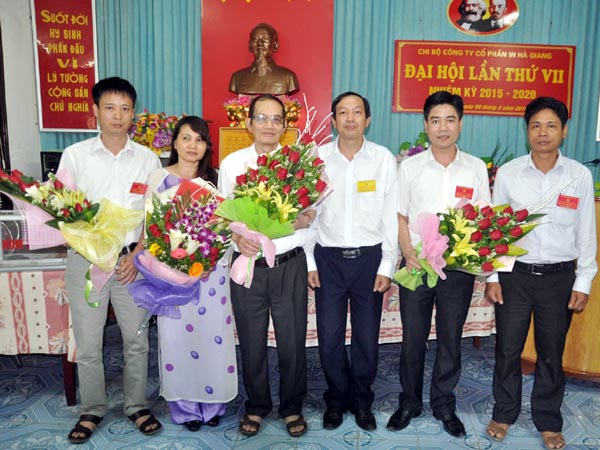Ban Chi ủy Chi bộ Công ty Cổ phần In Hà Giang khóa VII ra mắt đại hội.