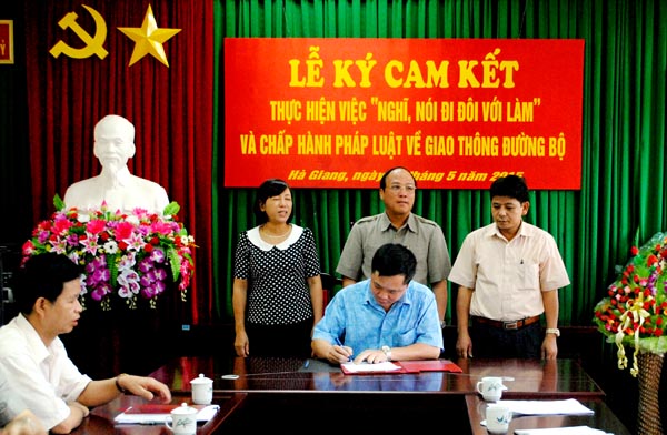 Cán bộ UBKT Tỉnh ủy ký cam kết thực hiện “Nghĩ, nói đi đôi với làm” và chấp hành pháp luật về giao thông đường bộ.