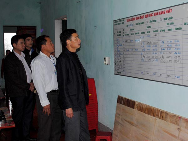 HĐND huyện Mèo Vạc giám sát thực hiện chế độ ăn cho học sinh Trường THCS xã Tả Lủng.