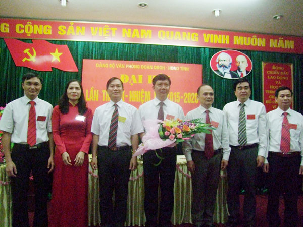 Đồng chí Phạm Bá Gia, Bí thư Đảng ủy Khối các cơ quan tỉnh tặng hoa chúc mừng BCH Đảng bộ Văn phòng Đoàn ĐBQH và HĐND tỉnh  khóa mới