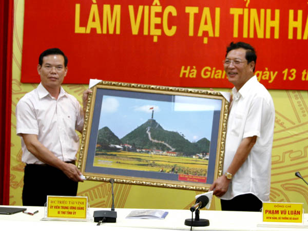 Bí thư Tỉnh ủy Triệu Tài Vinh tặng bức ảnh Cột cờ Lũng Cú cho Bộ trưởng Phạm Vũ Luận.