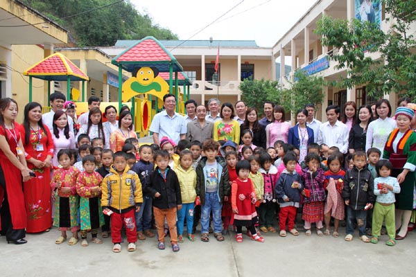 Bộ trưởng Phạm Vũ Luận và lãnh đạo tỉnh chụp ảnh lưu niệm với cô và trò trường Mầm non xã Lũng Cú.