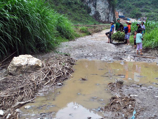 Nhiều đoạn đường từ xã Phố Cáo – Phố Là vào mùa mưa nước chảy tràn qua đường kéo theo đất, đá gây khó khăn cho việc đi lại của người dân. 