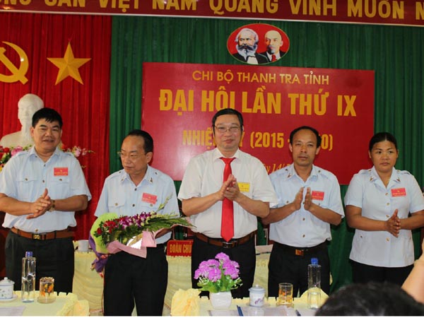 Lãnh đạo Đảng ủy Khối các cơ quan tỉnh tặng hoa chúc mừng Ban chi ủy Chi bộ khóa IX, nhiệm kỳ 2015 – 2020.