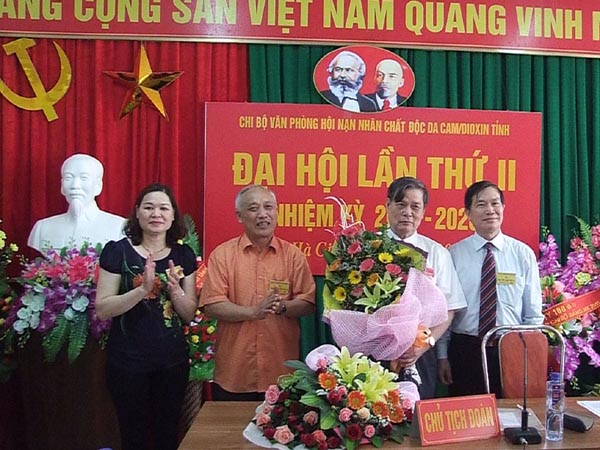 Lãnh đạo Đảng bộ Khối các cơ quan tỉnh, Sở Lao động – Thương binh xã hội, Hội Khuyến học tặng hoa chúc mừng Bí thư Chi bộ Văn phòng Hội Nạn nhân chất độc da cam/dioxin, nhiệm kỳ 2015 – 2020.