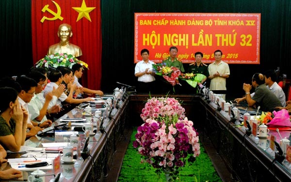 Bí thư Tỉnh ủy Triệu Tài Vinh, Chủ tịch UBND tỉnh Đàm Văn Bông tỉnh tặng hoa Thiếu tướng Nguyễn Văn Trường và Nguyễn Văn Hùng.     