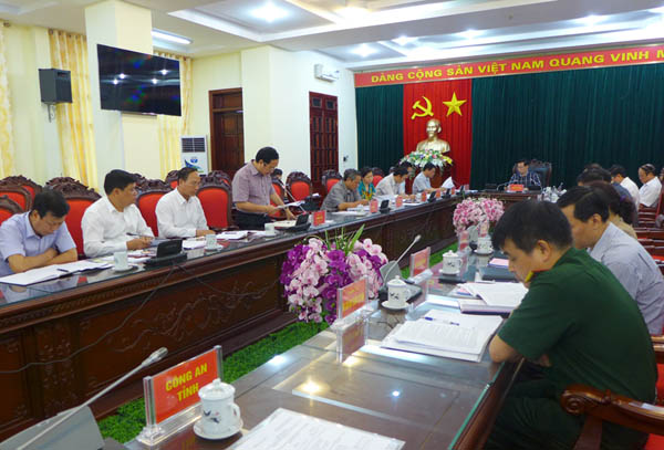 Đồng chí Vi Hữu Cầu, Tỉnh ủy viên, Bí thư Huyện ủy Vị Xuyên báo cáo chính trị Đại hội đại biểu Đảng bộ huyện Vị Xuyên lần thứ XXIII, nhiệm kỳ 2015 - 2020 với BTV Tỉnh ủy.