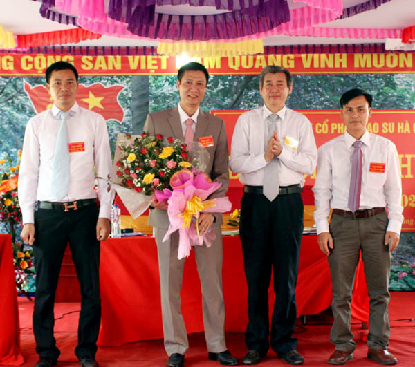 Lãnh đạo Tập đoàn tặng hoa, chúc mừng Ban chi ủy khóa mới. 