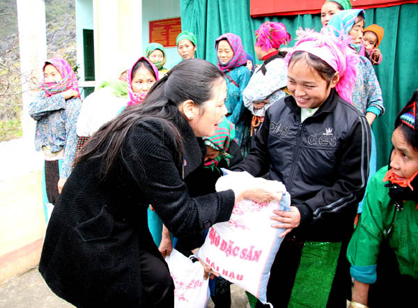 Đồng chí Trần Thị Thu Hương, Bí thư Đảng ủy, Chủ tịch kiêm Giám đốc Công ty Xăng dầu Hà Giang tặng quà hộ nghèo xã Tả Phìn, huyện Đồng Văn.