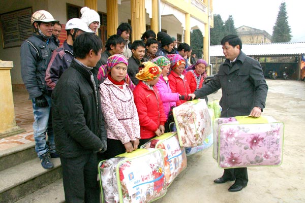 Đồng chí Nguyễn Tiến Dũng, Phó Giám đốc Công ty Xăng dầu Hà Giang tặng quà hộ nghèo xã Xín Cái, huyện Mèo Vạc.