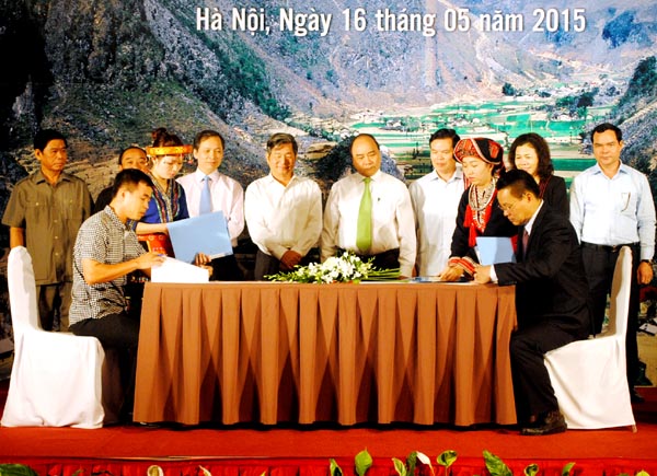 Phó Thủ tướng Chính phủ Nguyễn Xuân Phúc, Bộ trưởng Bộ KH-ĐT Bùi Quang Vinh, các đồng chí lãnh đạo tỉnh chứng kiến việc ký kết biên bản ghi nhớ giữa UBND tỉnh với các nhà đầu tư.
