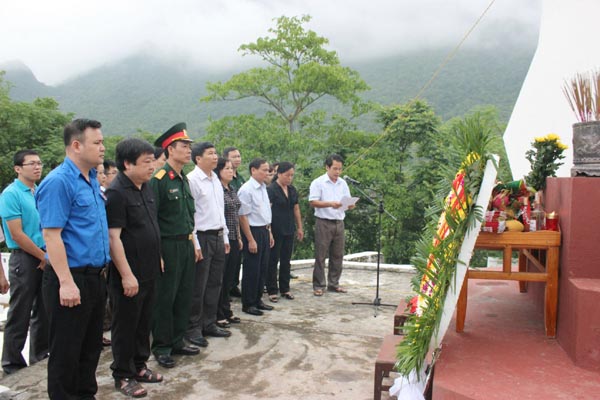 Đoàn công tác tỉnh ta dâng hoa tại Nghĩa trang liệt sỹ huyện Hà Quảng (Cao Bằng).