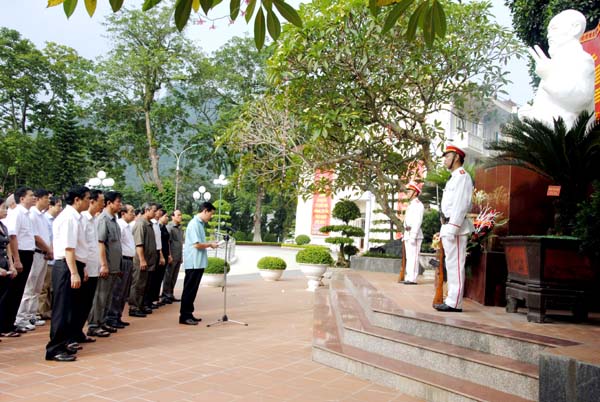 Bí thư Tỉnh ủy Triệu Tài Vinh báo công trước anh linh Chủ tịch Hồ Chí Minh. 