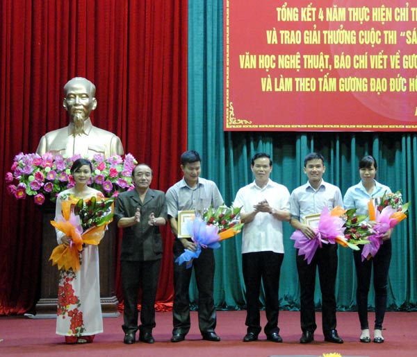 Bí thư Tỉnh ủy Triệu Tài Vinh và Chủ tịch HĐND tỉnh Vương Mí Vàng trao giải A cho các tác giả.