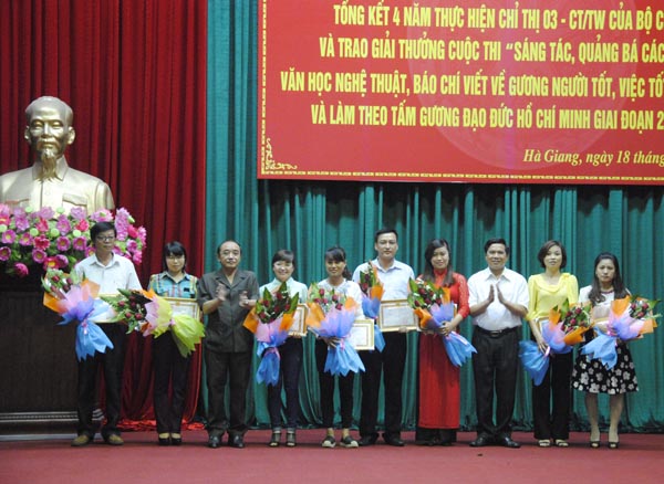 Đồng chí Vương Mí Vàng, Phó Bí thư Thường trực Tỉnh ủy, Chủ tịch HĐND tỉnh và đồng chí Sèn Chỉn Ly, Tỉnh ủy viên, Trưởng Ban Tuyên giáo Tỉnh ủy, Trưởng BTC cuộc thi trao giải B cho các tác giả.