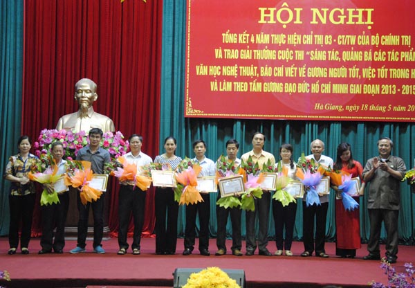 Đồng chí Chúng Thị Chiên, Ủy viên BTV, Phó Chủ tịch HĐND tỉnh và đồng chí Bàn Đức Vinh, Ủy viên BTV, Chủ tịch Ủy ban MTTQ tỉnh trao giải C cho các tác giả. 