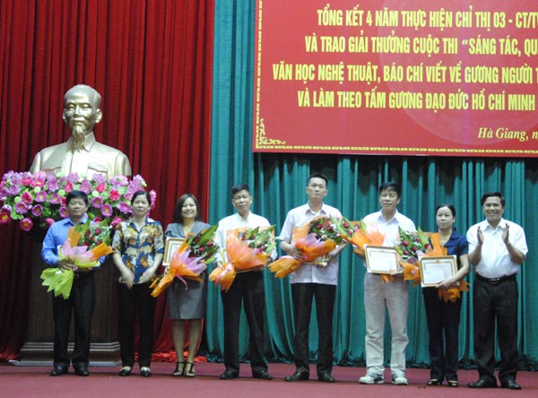 Ban tổ chức cuộc thi trao Giấy khen cho các đơn vị có thành tích xuất sắc trong việc quảng bá các tác phẩm.