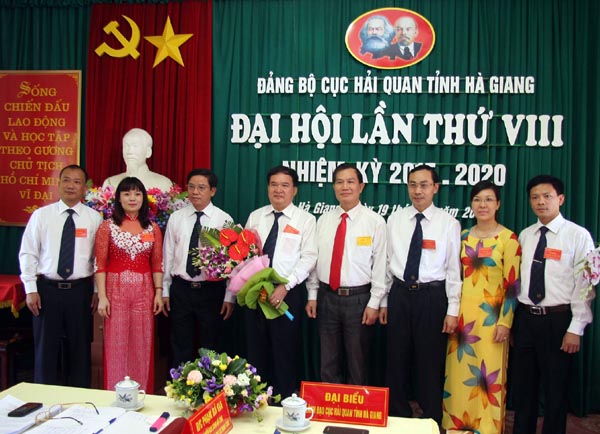 Đồng chí Phạm Bá Gia, Tỉnh ủy viên, Bí thư Đảng ủy khối các cơ quan tặng hoa và chụp ảnh lưu niệm với BCH Đảng bộ Cục Hải quan (nhiệm kỳ 2015 – 2020).