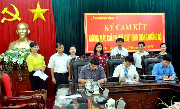 Cán bộ, CCVC Văn phòng Tỉnh ủy ký cam kết gương mẫu thực hiện Luật giao thông đường bộ.