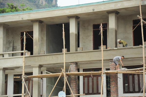 Công trình nâng cấp nhà làm việc khối dân ở Xín Mần đang khẩn trương hoàn thiện.
