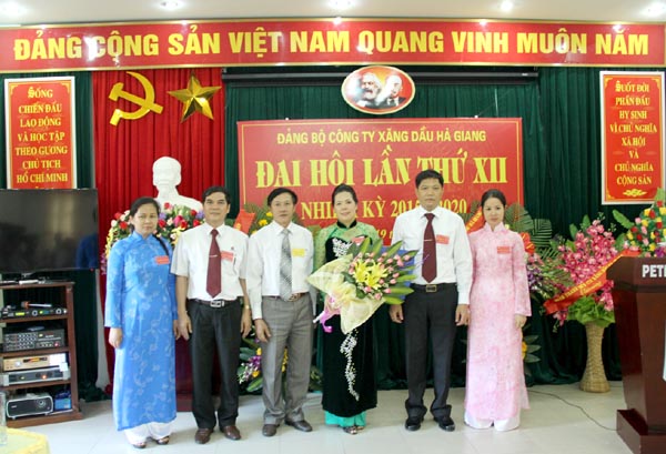 Đại diện Đảng ủy Khối Doanh nghiệp tặng hoa chúc mừng BCH Đảng bộ Công ty Xăng dầu Hà Giang khóa XII, nhiệm kỳ 2015 - 2020.