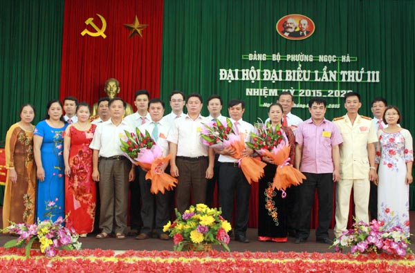 Lãnh đạo thành phố tặng hoa chúc mừng BCH Đảng bộ phường Ngọc Hà nhiệm kỳ 2015 – 2020.