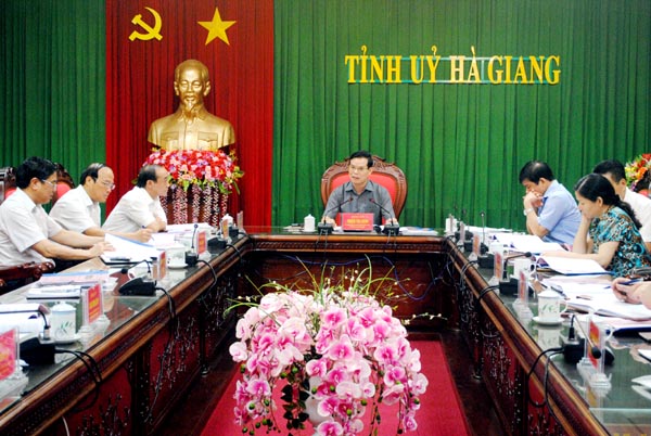 Bí thư Tỉnh ủy Triệu Tài Vinh cùng các đồng chí trong BTV Tỉnh ủy duyệt Văn kiện Đại hội đại biểu Đảng bộ huyện Đồng Văn.