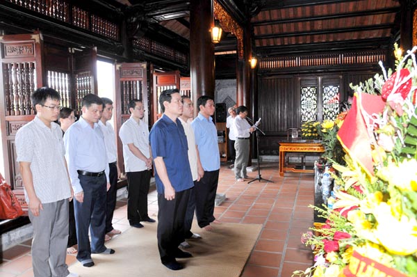 Các đồng chí: Triệu Tài Vinh, Đàm Văn Bông, cùng đồng chí Chẩu Văn Lâm và Đoàn công tác tỉnh ta bày tỏ lòng biết ơn trước anh linh Bác Hồ tại Đền thờ Chủ tịch Hồ Chí Minh trong khuôn viên Quảng trường Nguyễn Tất Thành, tỉnh Tuyên Quang.
