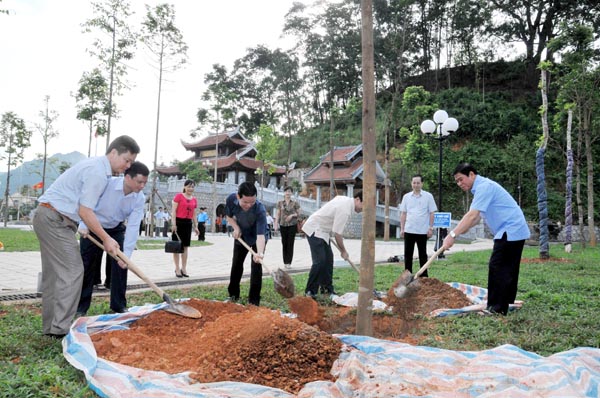 Các đồng chí: Triệu Tài Vinh, Đàm Văn Bông, cùng đồng chí Chẩu Văn Lâm và Đoàn công tác tỉnh ta trồng cây lưu niệm trong khuôn viên Đền thờ Chủ tịch Hồ Chí Minh.