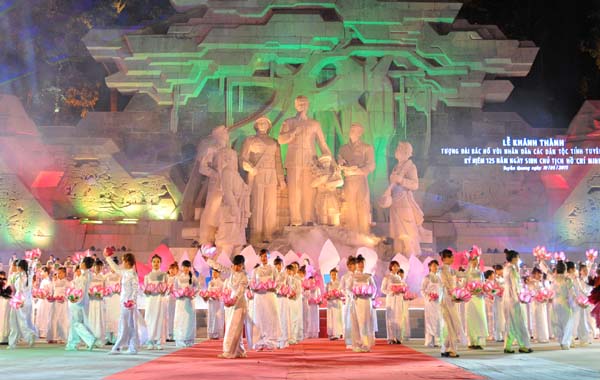 Chương trình văn nghệ chào mừng Lễ khánh thành Tượng đài Bác Hồ với nhân dân các dân tộc tỉnh Tuyên Quang.