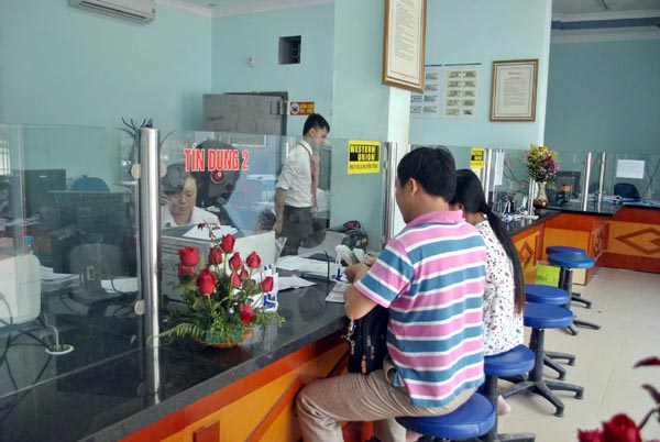 Mọi giao dịch của khách hàng tại Chi nhánh Ngân hàng NN&PTNT huyện Đồng Văn đều được giải quyết nhanh gọn.